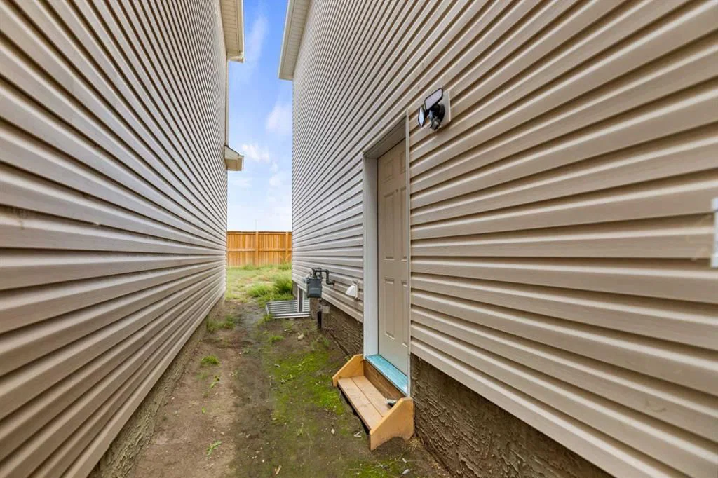 621 corner meadows Way NE, Calgary — photo 3 of 32