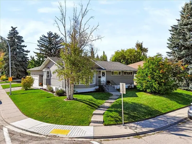 103 Grafton Drive SW, Calgary — photo 2 of 45