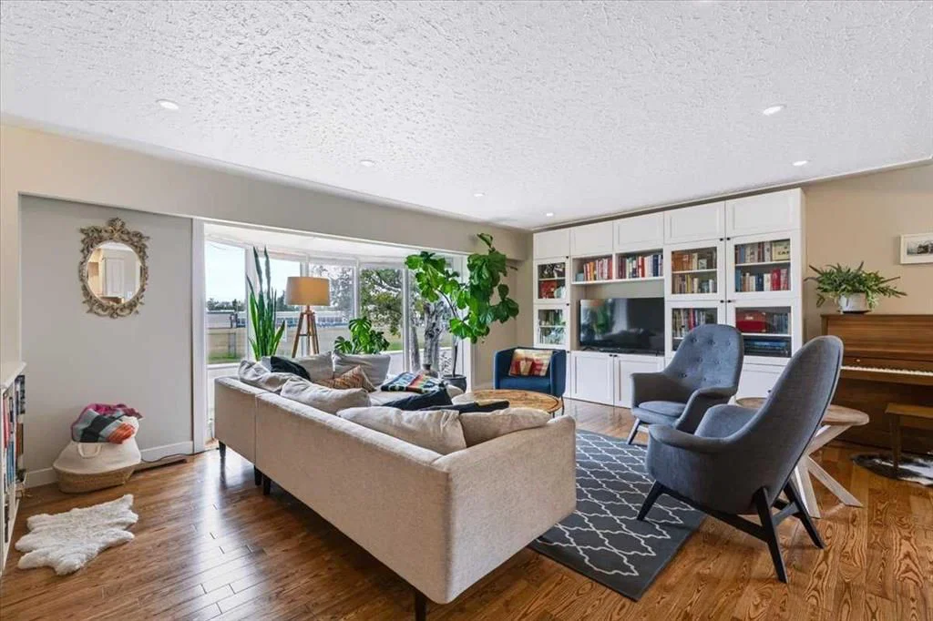 103 Grafton Drive SW, Calgary — photo 3 of 45