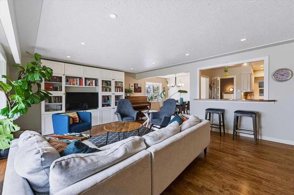 103 Grafton Drive SW, Calgary — photo 4 of 45