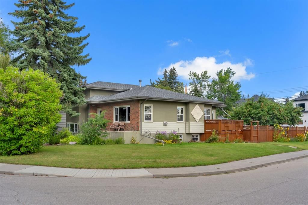 2204 Halifax Crescent NW, Calgary — photo 2 of 40