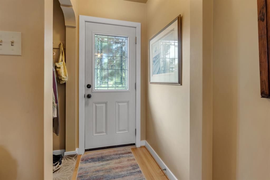2204 Halifax Crescent NW, Calgary — photo 4 of 40