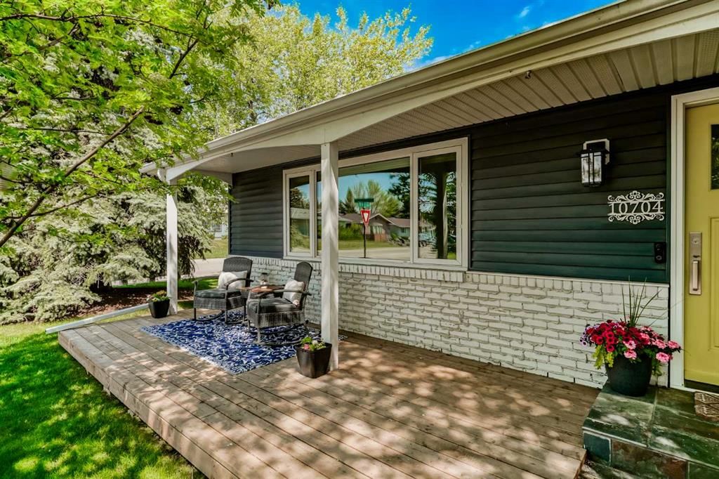 10704 Maplecrest Road SE, Calgary — photo 2 of 48