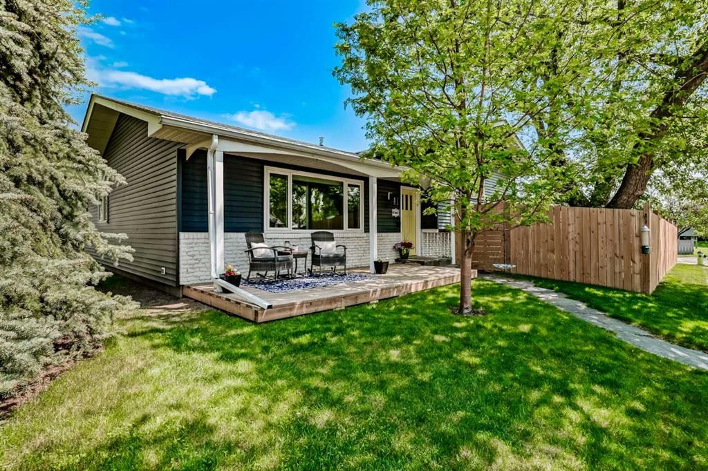 10704 Maplecrest Road SE, Calgary — photo 3 of 48