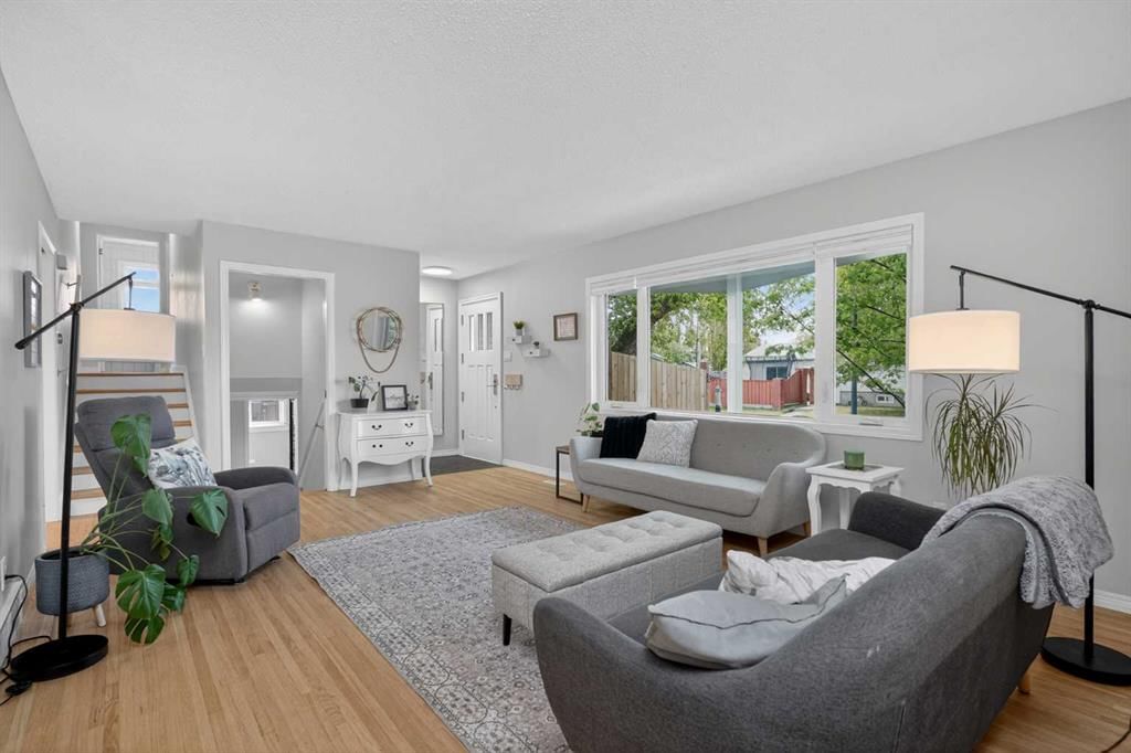 10704 Maplecrest Road SE, Calgary — photo 4 of 48