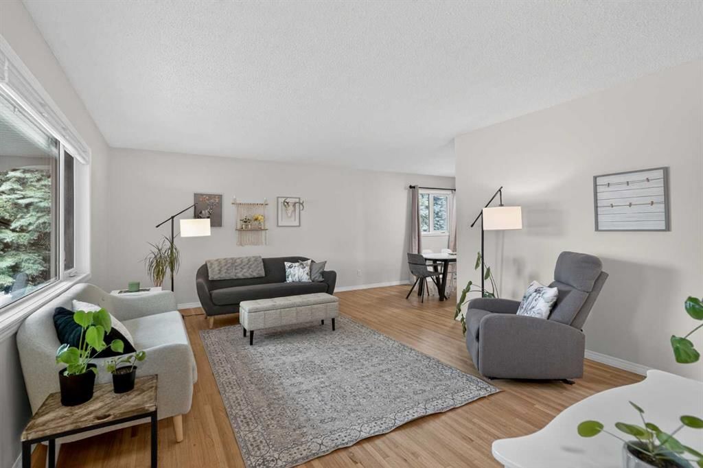 10704 Maplecrest Road SE, Calgary — photo 5 of 48