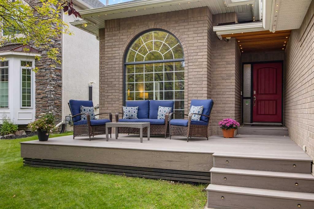 9 Sunset Way SE, Calgary — photo 2 of 50