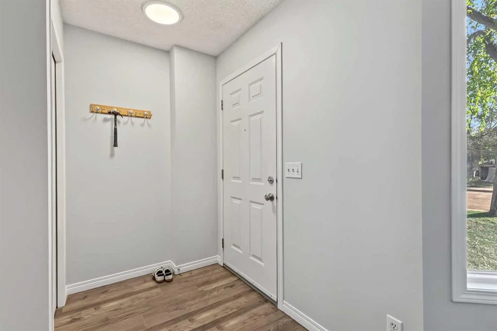 6219 18A Street SE, Calgary — photo 4 of 42