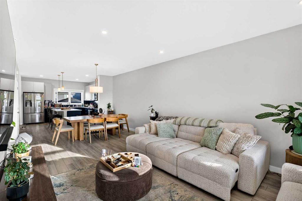 150 Edith Green NW, Calgary — photo 4 of 35