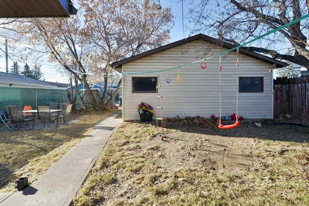 7639 21 Street SE, Calgary — photo 4 of 35
