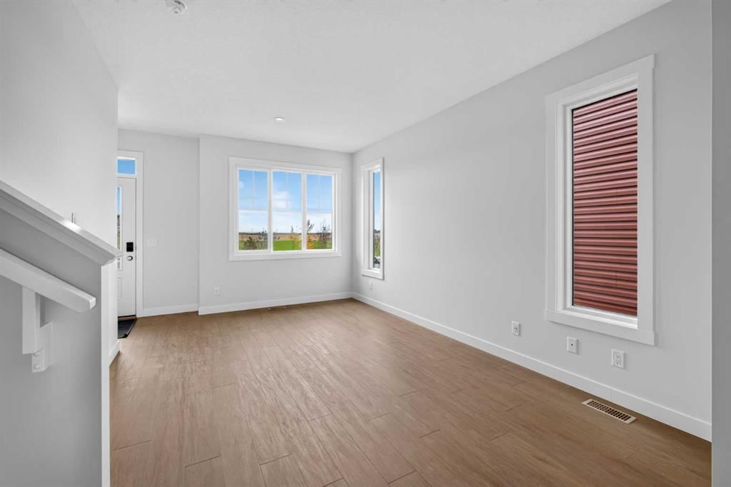 255 Lucas Gate NW, Calgary — photo 5 of 25