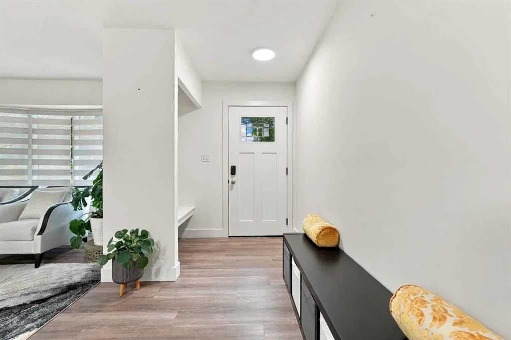 137 Lissington Drive SW, Calgary — photo 3 of 50