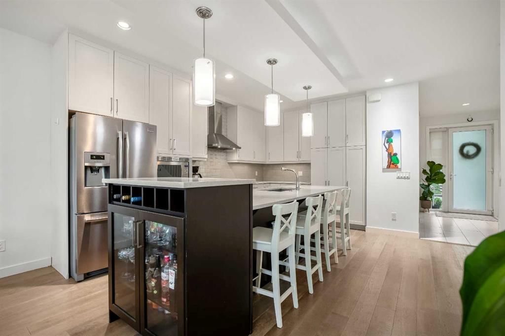 3334 42 Street SW, Calgary — photo 5 of 28