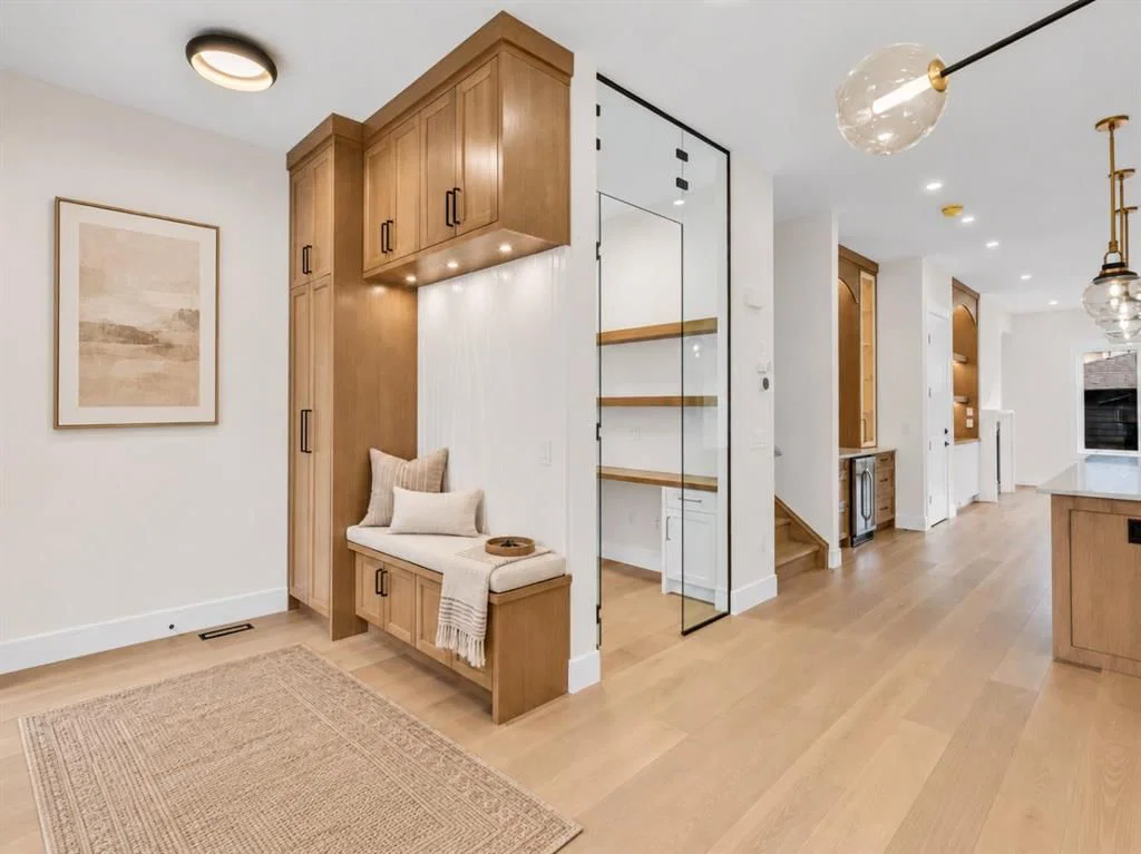 2330 54 Avenue SW, Calgary — photo 3 of 44
