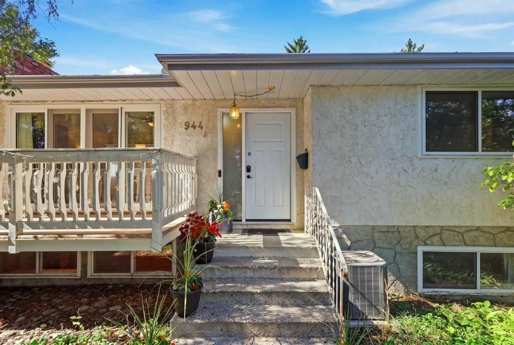944 Canna Crescent SW, Calgary — photo 2 of 43