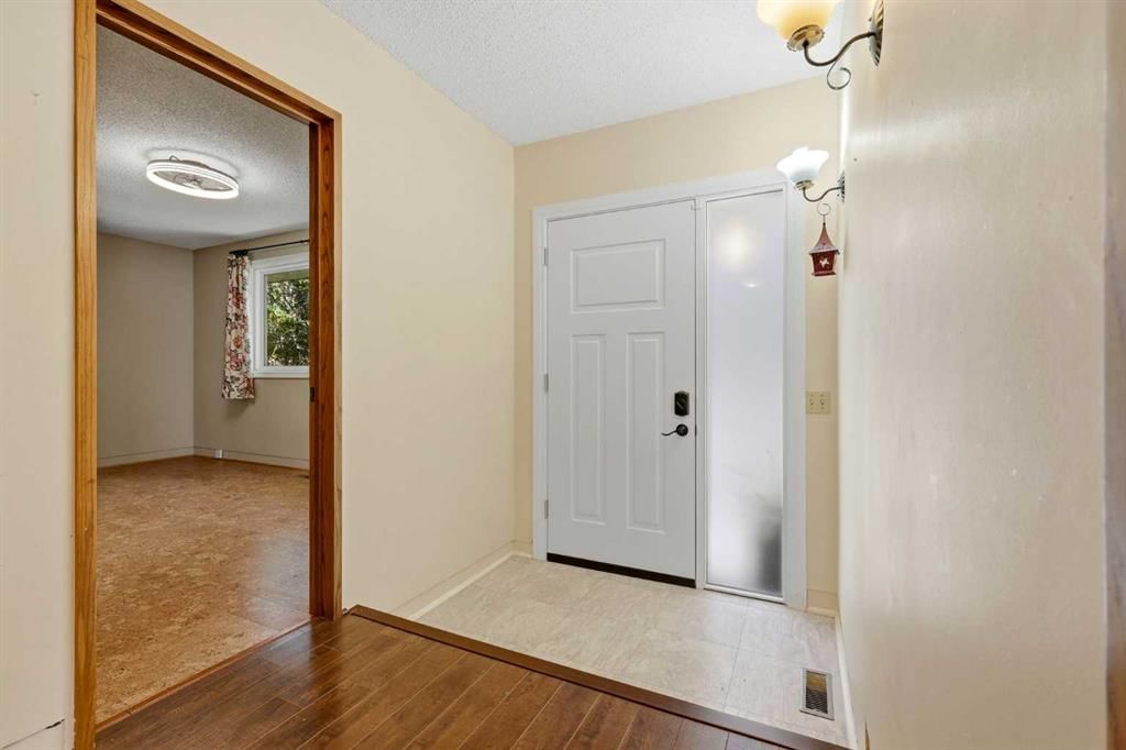 944 Canna Crescent SW, Calgary — photo 4 of 43