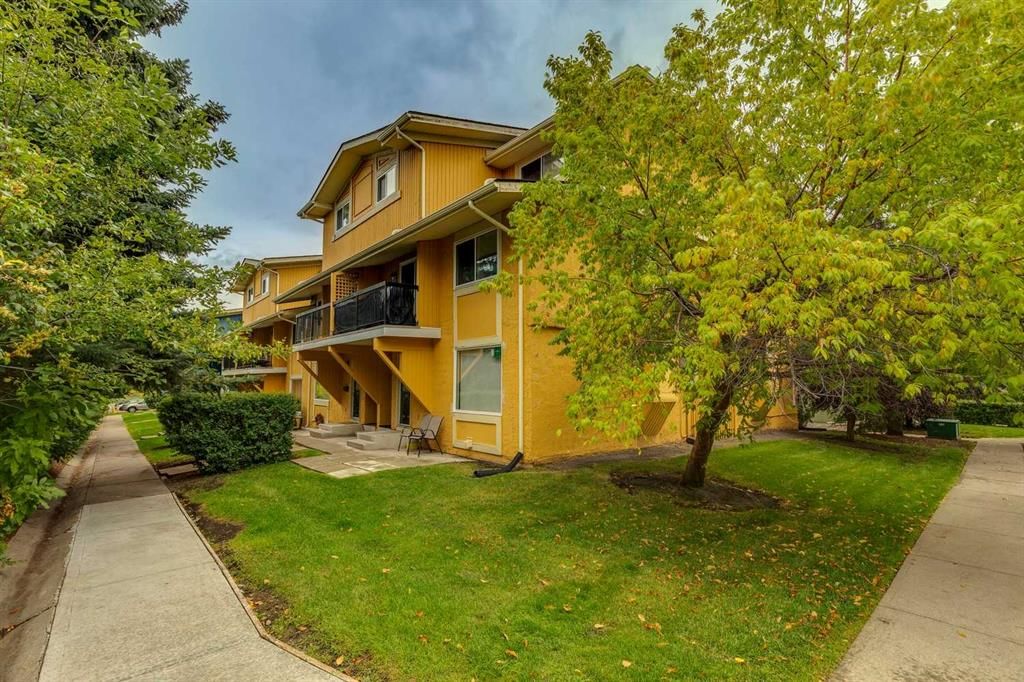103, 2200 Woodview Drive SW, Calgary — photo 3 of 30