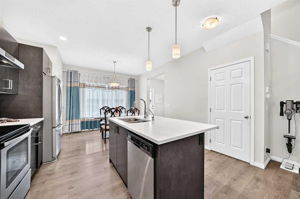 246 Walgrove Terrace SE, Calgary — photo 4 of 35