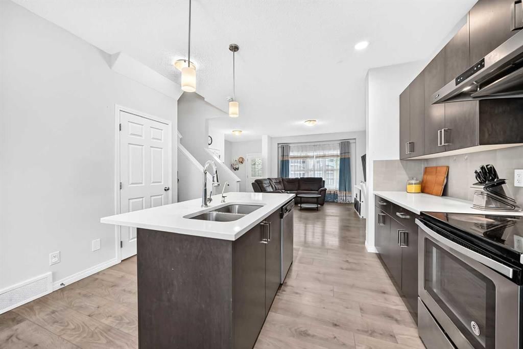 246 Walgrove Terrace SE, Calgary — photo 5 of 35