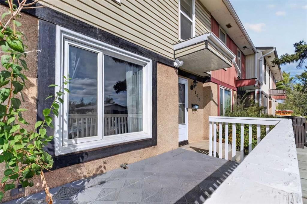 207 Penworth Drive SE, Calgary — photo 2 of 41