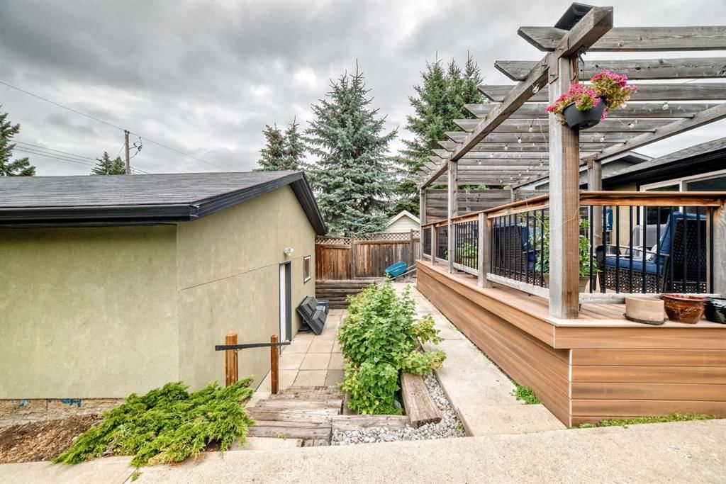 4824 41 Avenue SW, Calgary — photo 2 of 34