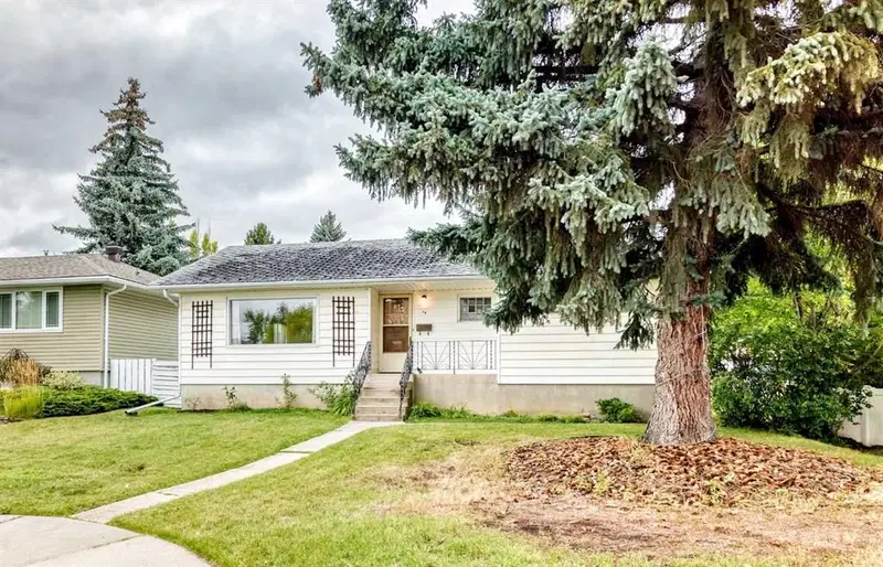 14 Carnarvon Way NW, Calgary — recently sold home
