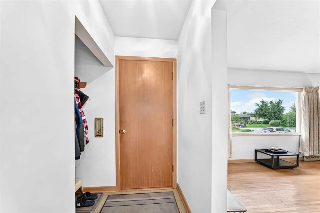14 Carnarvon Way NW, Calgary — photo 3 of 39