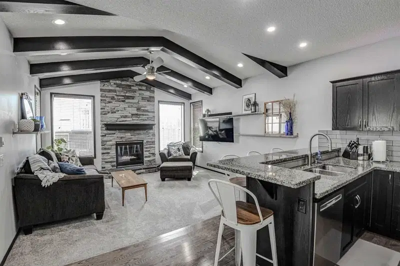 23 Cranberry Circle SE, Calgary — photo 3 of 50