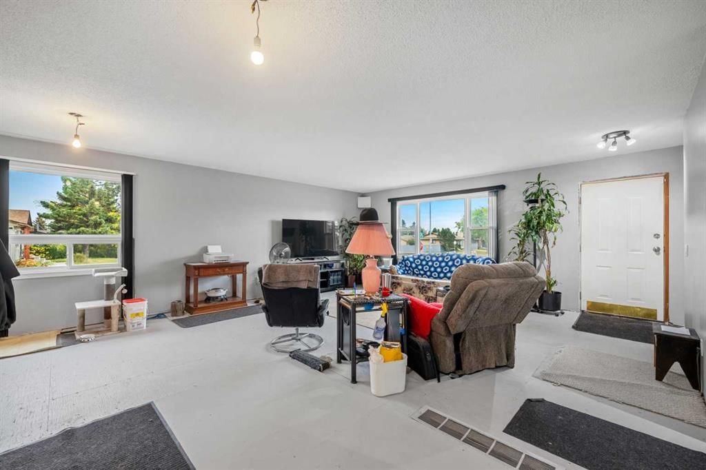 1219 68 Street NE, Calgary — photo 3 of 50