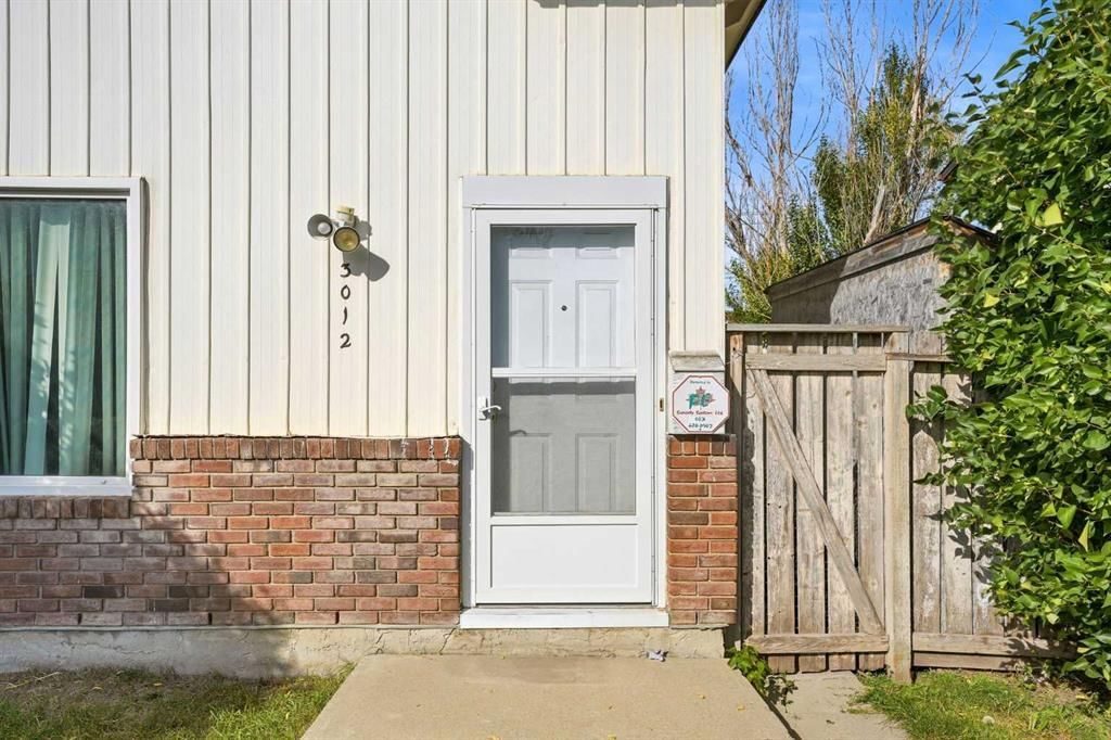 3012 Dover Crescent SE, Calgary — photo 4 of 28
