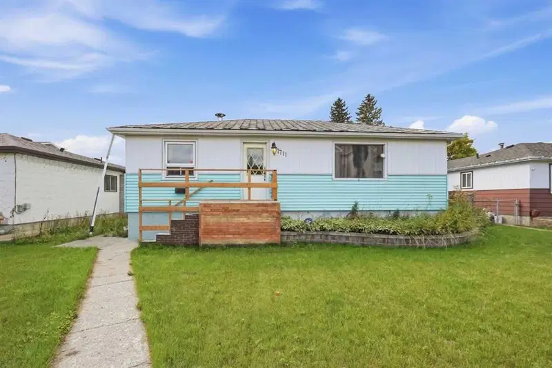 7711 39 Avenue NW, Calgary — main listing photo