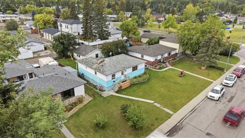7711 39 Avenue NW, Calgary — photo 2 of 22