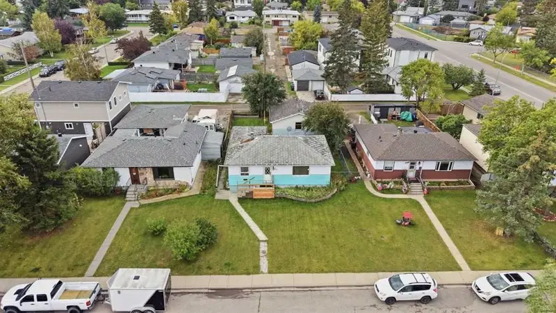 7711 39 Avenue NW, Calgary — photo 3 of 22