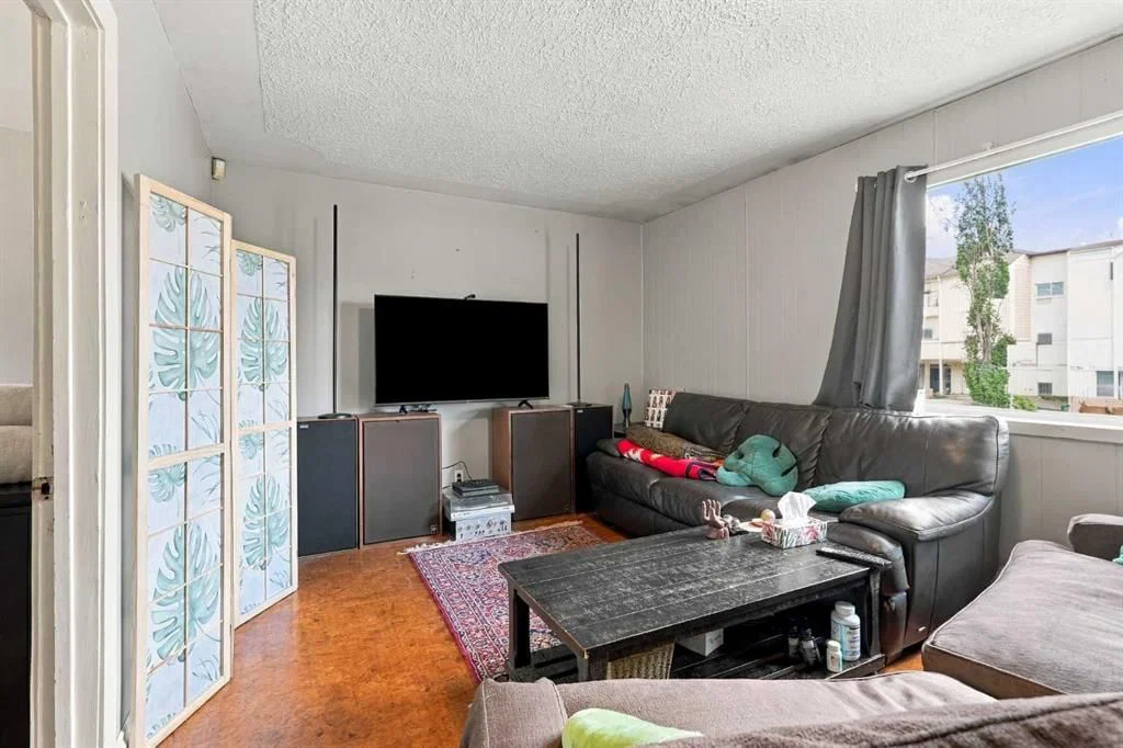 7711 39 Avenue NW, Calgary — photo 5 of 22