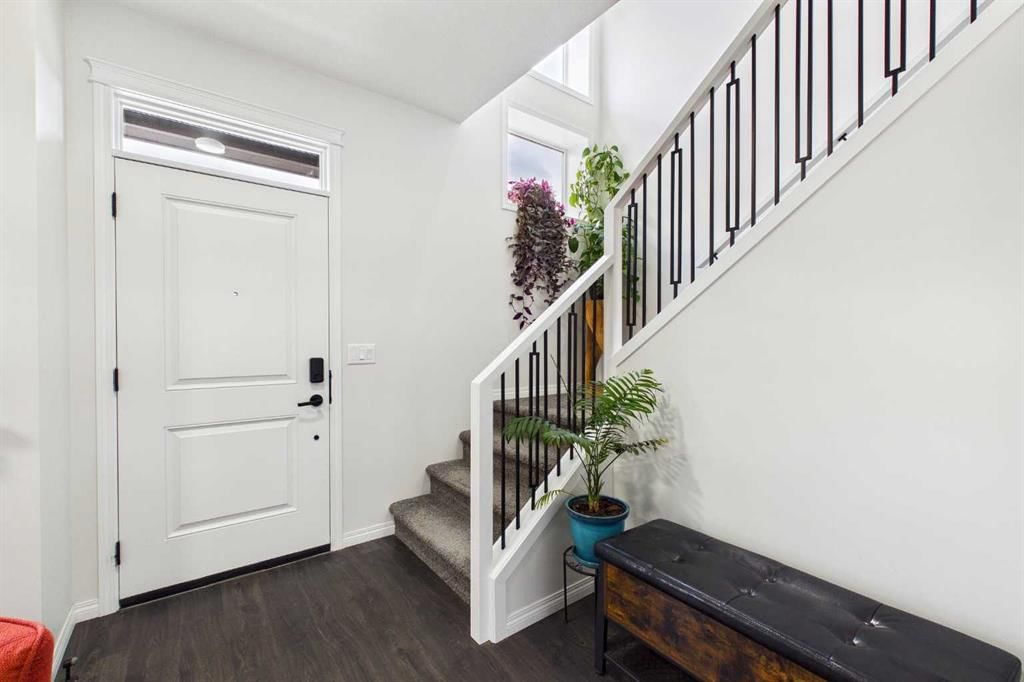 24 Rowmont Common NW, Calgary — photo 2 of 46