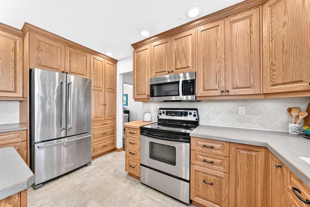 12 Cantrell Bay SW, Calgary — photo 4 of 50