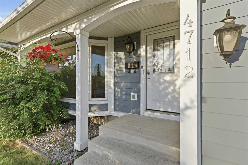 4712 60 Street NE, Calgary — photo 4 of 37