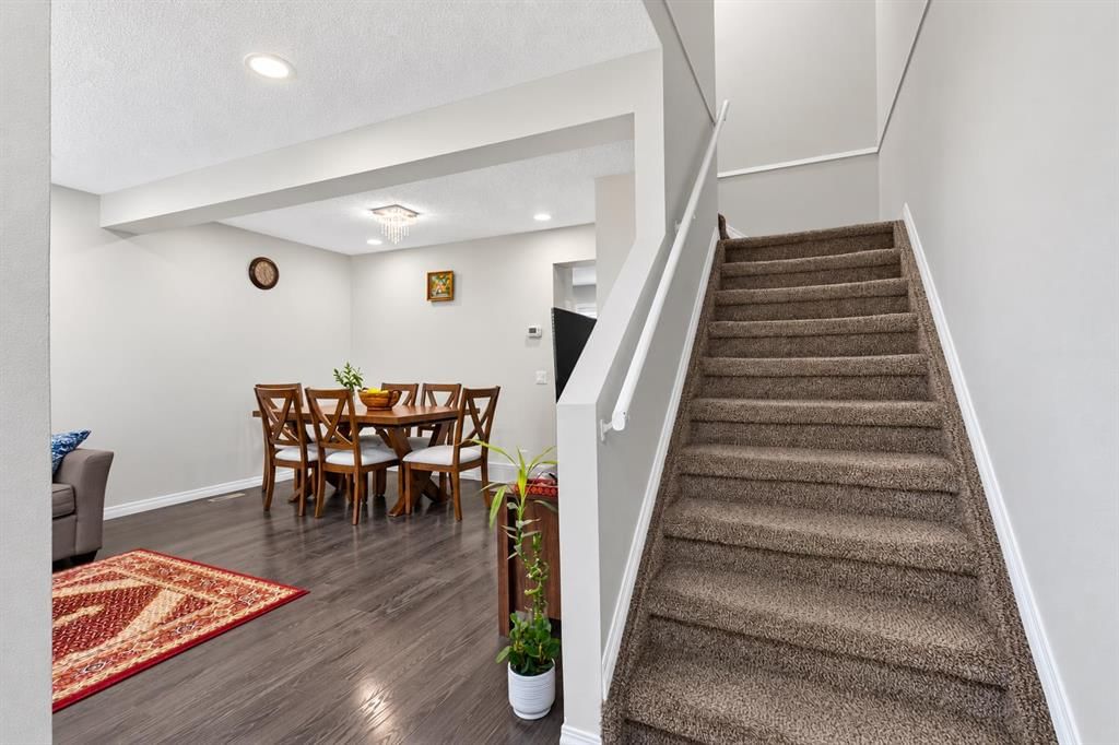 369 Falshire Drive NE, Calgary — photo 3 of 36