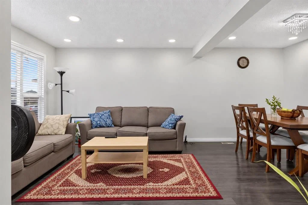369 Falshire Drive NE, Calgary — photo 4 of 36