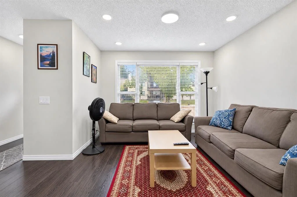 369 Falshire Drive NE, Calgary — photo 5 of 36