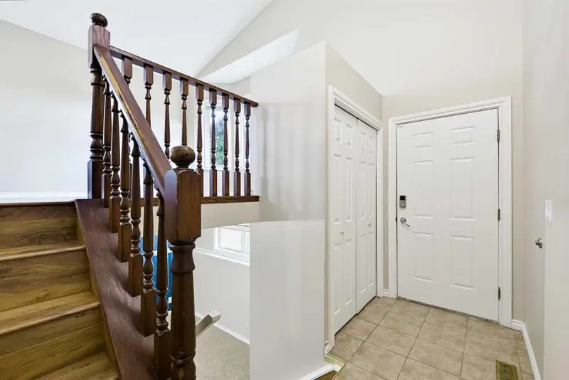 13 Shawglen Court SW, Calgary — photo 3 of 38