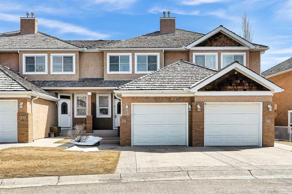 34 Royal Manor NW, Calgary — main listing photo