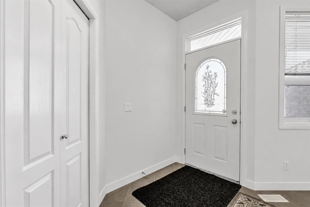 34 Royal Manor NW, Calgary — photo 3 of 34