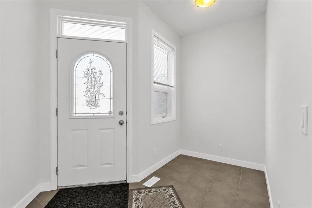 34 Royal Manor NW, Calgary — photo 4 of 34