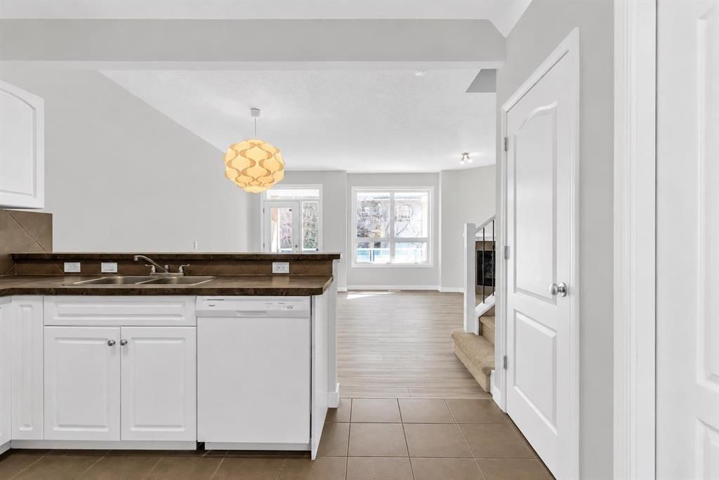 34 Royal Manor NW, Calgary — photo 5 of 34