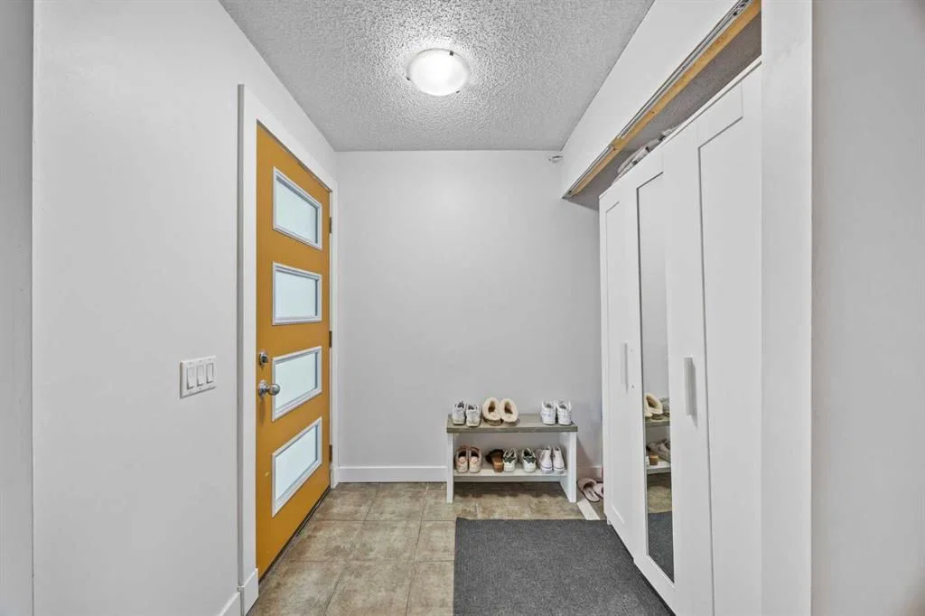 2320 woodview Drive SW, Calgary — photo 5 of 43