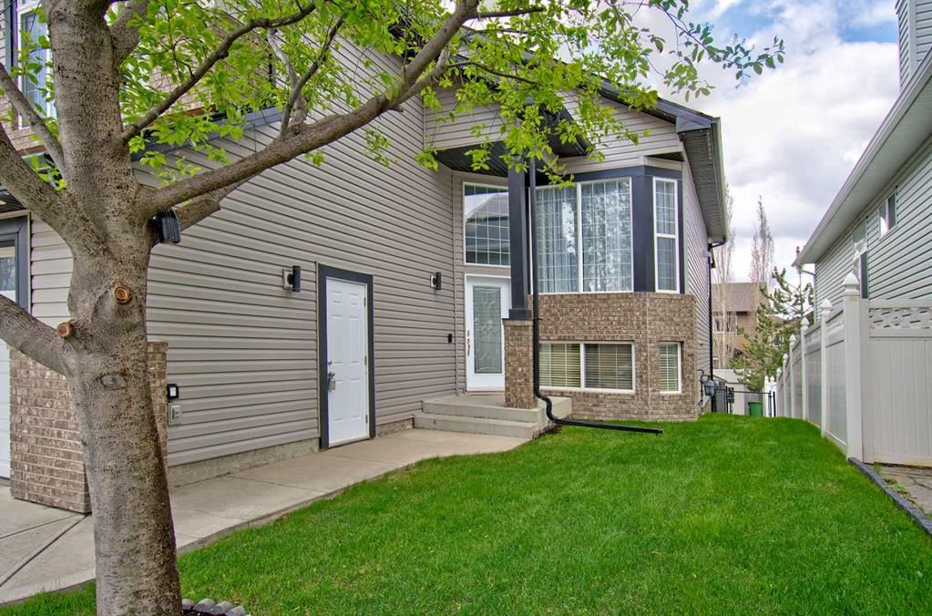 49 Thornfield Close SE, Airdrie — photo 4 of 50