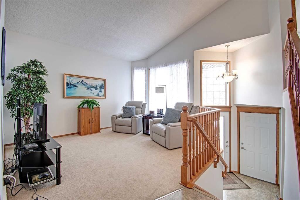 49 Thornfield Close SE, Airdrie — photo 5 of 50