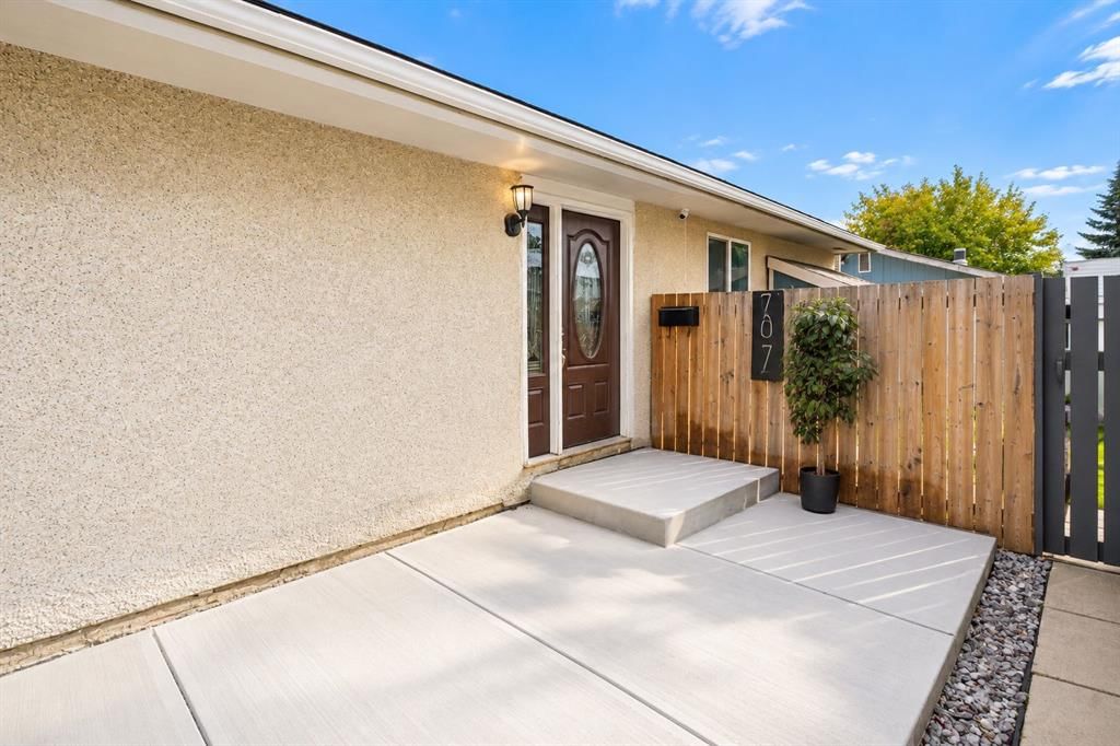 707 Malvern Drive NE, Calgary — photo 2 of 41