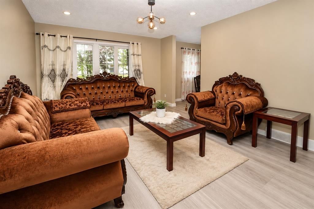 707 Malvern Drive NE, Calgary — photo 4 of 41